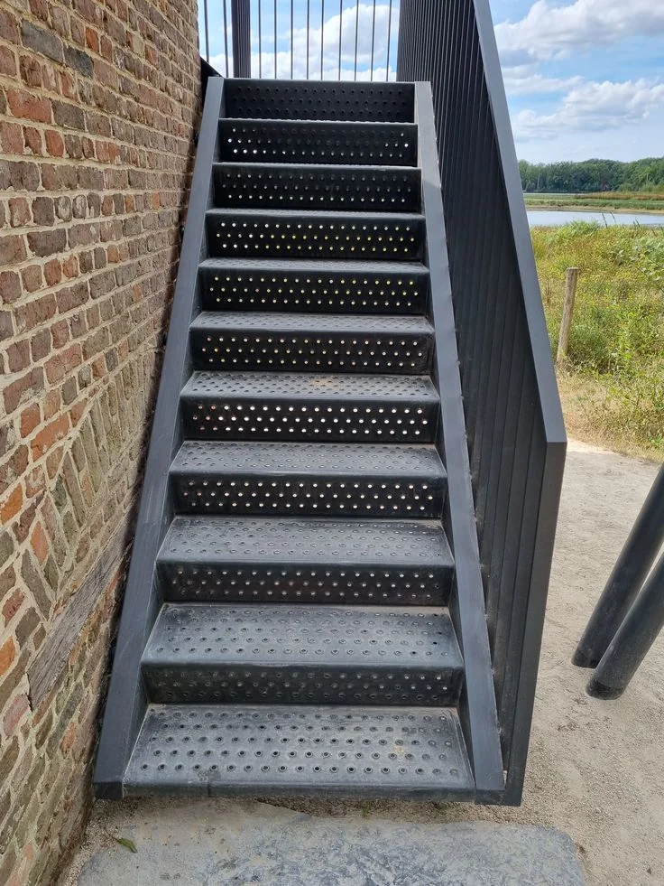 Escaleras industriales y residenciales - DEIBI ARIAAN COMPANY SAC