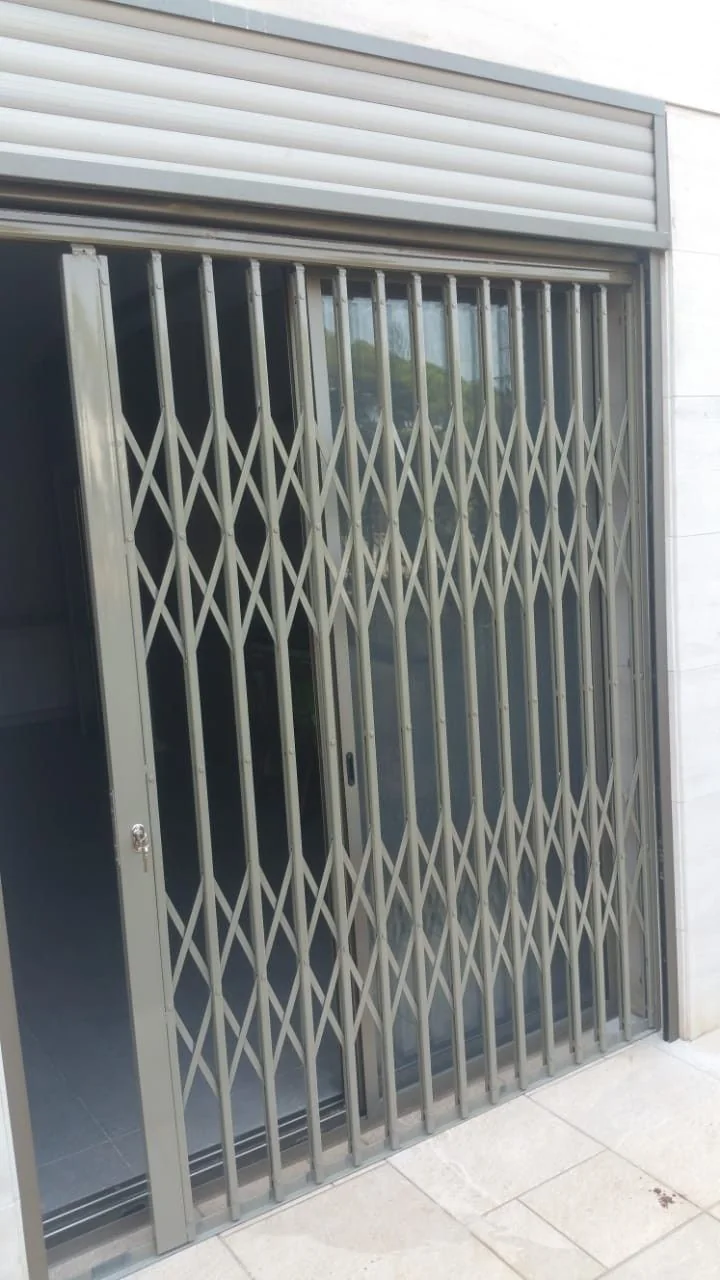 Puerta plegable metálica modelo acordeón - DEIBI ARIAAN COMPANY SAC