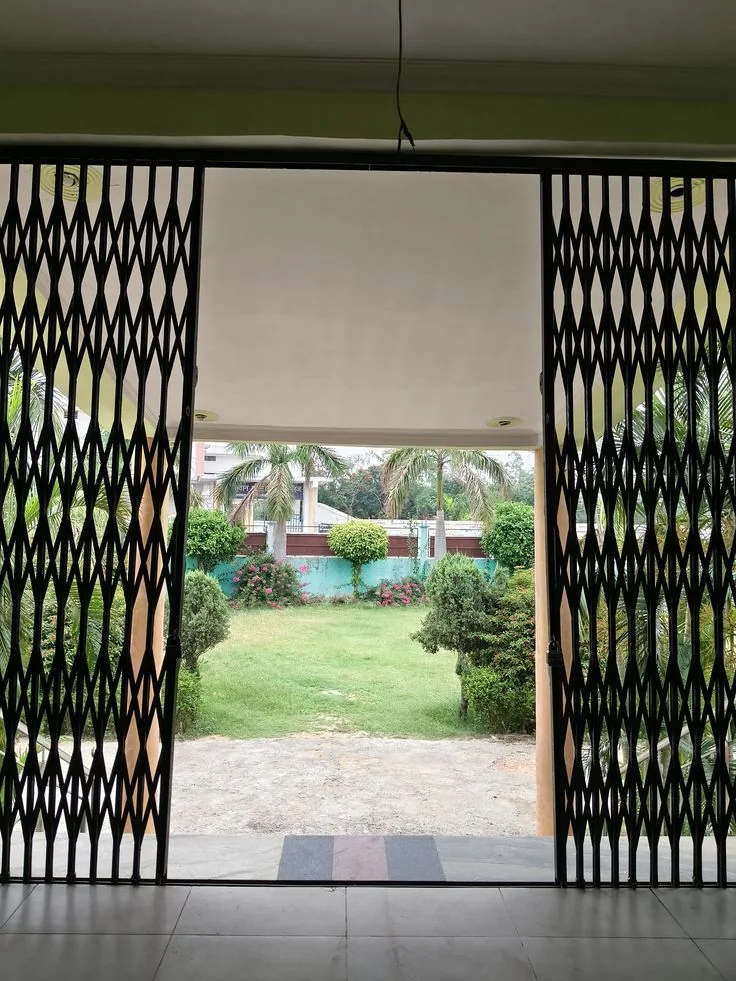 Puerta plegable metálica modelo acordeón - DEIBI ARIAAN COMPANY SAC