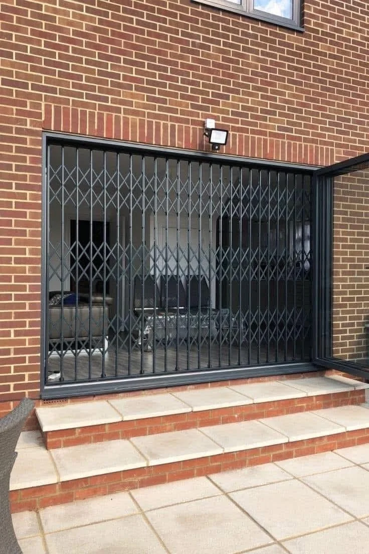 Puerta plegable metálica modelo acordeón - DEIBI ARIAAN COMPANY SAC