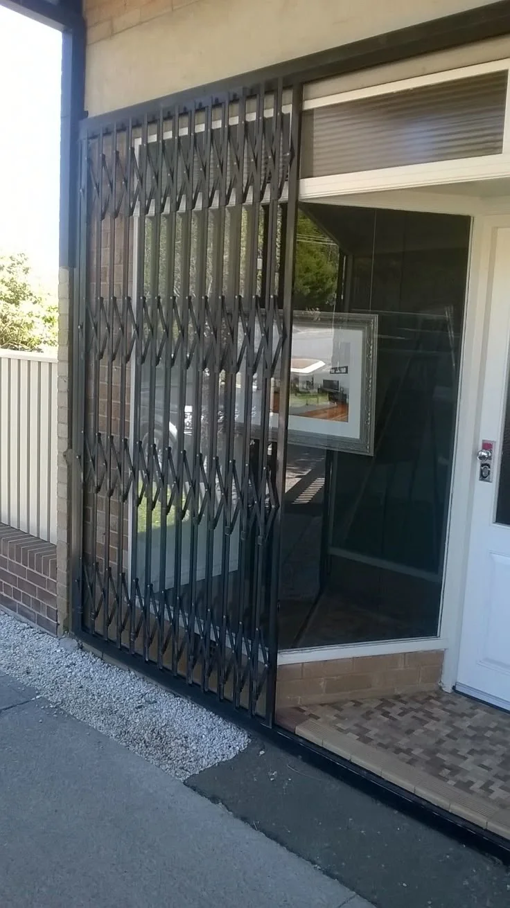 Puerta plegable metálica modelo acordeón - DEIBI ARIAAN COMPANY SAC